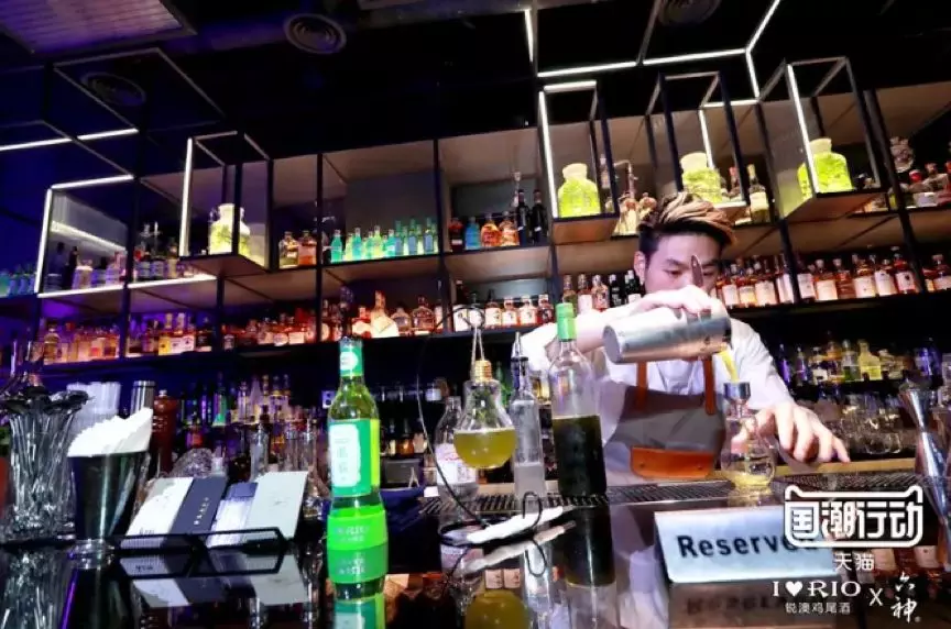  六神味鸡尾酒、鸭脖色唇膏？揭秘新晋网红款真相