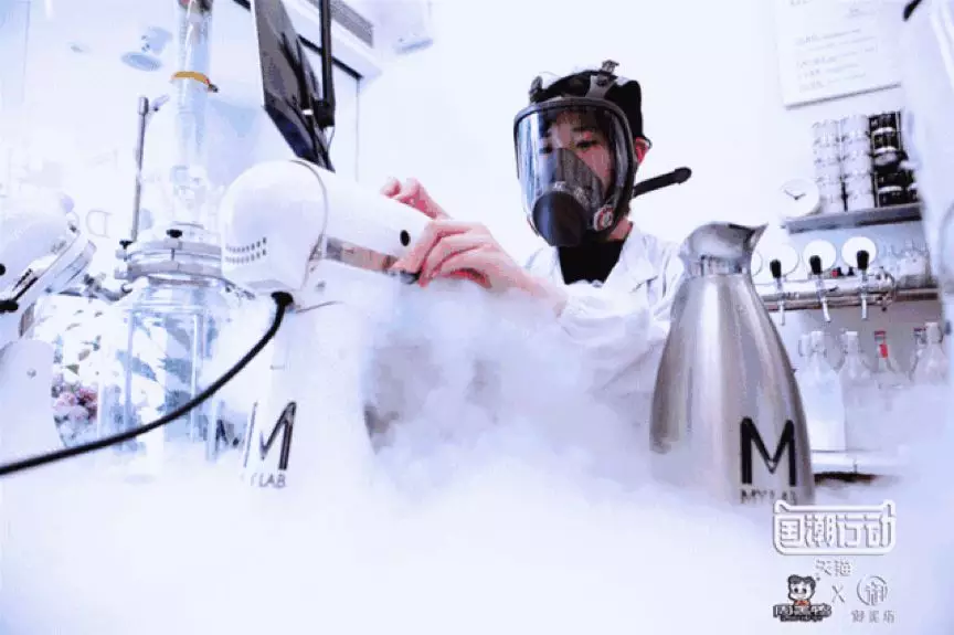  六神味鸡尾酒、鸭脖色唇膏？揭秘新晋网红款真相