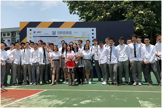  毕业季，你被巨型快递盒刷屏了没?