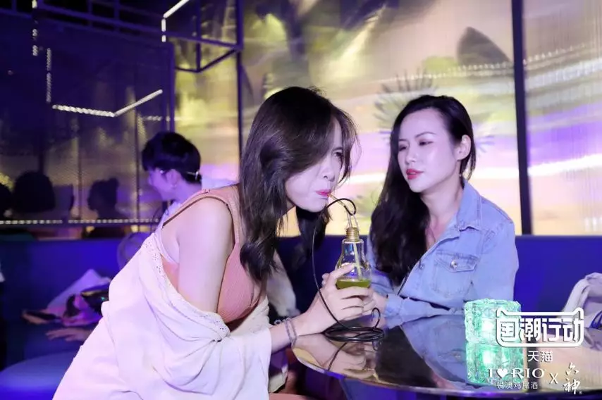  六神味鸡尾酒、鸭脖色唇膏？揭秘新晋网红款真相